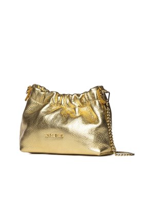 Kleine metalen gouden leren handtas met geplooide bovenkant en een dunne gouden kettingriem, met het merk "Marc Ellis" aan de voorkant.