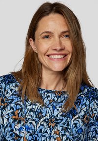 Blaues und schwarzes Oberteil mit Blumenmuster, kurzen Ärmeln und rundem Ausschnitt, mit orangefarbenen Akzenten und feiner Textur.