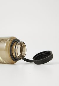 Prozirna sme�đa plastična boca s crnim čepom na zavrtanje. Čep ima teksturiranu površinu za bolji hvat; boca ima glatku površinu s tiskanim uzorkom.