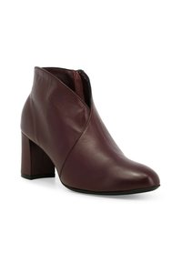 Stivale alla caviglia in pelle bordeaux con punta appuntita, design angolare e zip laterale; presenta un tacco a blocco e una texture liscia.