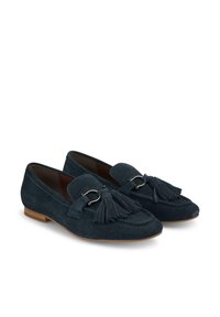 Mocassini in suede blu scuro con punta arrotondata, frange decorative e dettagli in metallo argentato; tacco basso impilato.