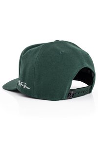 Cappellino da baseball in cotone verde con finitura texturizzata, visiera curvata e chiusura a scatto regolabile. Presenta un logo ricamato sul lato.