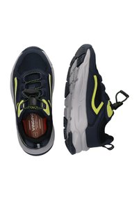 Sneaker blu e bianche con tomaia testurizzata, accenti gialli e sistema di allacciatura rapida. Collare imbottito e suola in gomma per il supporto.