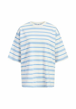 T-shirt blanc oversized à manches courtes avec des rayures horizontales bleu clair et un col rond sur fond blanc.