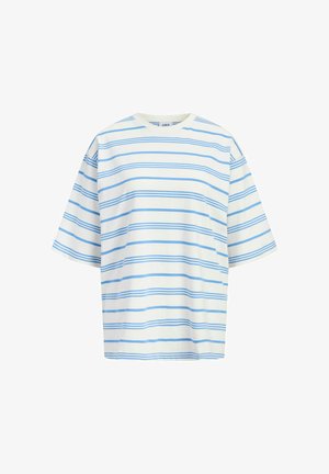 Witte oversized T-shirt met korte mouwen, lichtblauwe horizontale strepen en een ronde hals op een witte achtergrond.