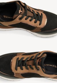 Sport-Sneaker mit einem Obermaterial aus schwarzem Wildleder und braunem Leder mit strukturiertem Finish, schwarzen Schnürsenkeln und einer weißen Gummisohle.