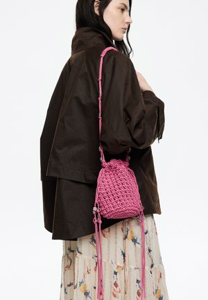 BIMBA Y LOLA, TRENZADO - Ülerinna-kott - rosa oscuro