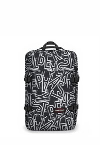 Svart ryggsäck med djärva vita bokstäver i olika stilar. Inkluderar justerbara remmar och ett handtag på toppen för bärande.