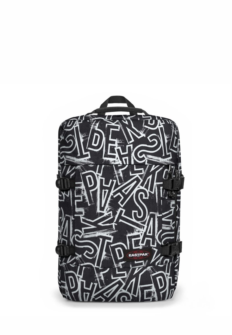 Svart ryggsäck med djärva vita bokstäver i olika stilar. Inkluderar justerbara remmar och ett handtag på toppen för bärande.