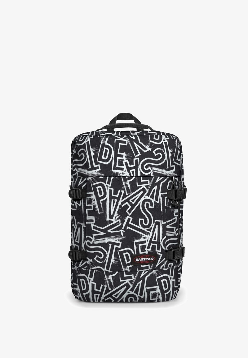 Černý batoh se výraznými bílými písmeny v různých stylech. Obsahuje nastavitelné popruhy a horní uši pro nošení.