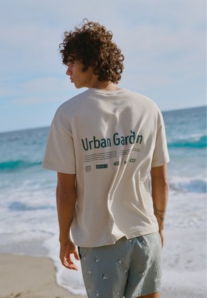 PULL&BEAR, EMBROIDERED - BOARD SHORTS - Short de bain - green