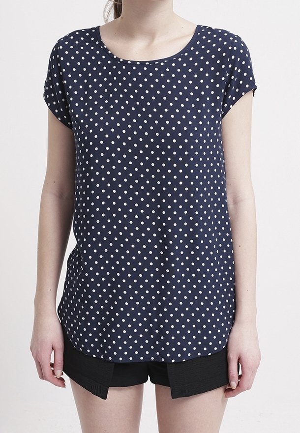 Marineblaue kurzärmlige Bluse mit weißen Punkten, runden Halsausschnitt und entspannter Passform. Strukturierter Stoff mit glatter Oberfläche.