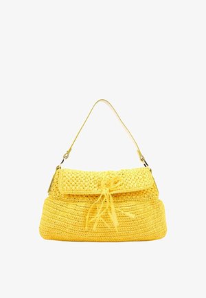Gele geweven handtas met een gevouwen klep en een strik aan de voorkant, voorzien van een enkele riem en een gestructureerd gebreid patroon.