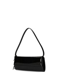 Sac à épaule rectangulaire noir en cuir verni avec une sangle unique et un curseur de fermeture éclair argenté sur le côté.