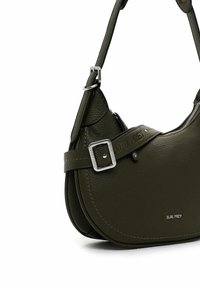 Borsa a spalla in pelle verde oliva con design curvo, hardware in tonalità argento e finitura testurizzata. Presenta un logo impresso e regolazione della tracolla.