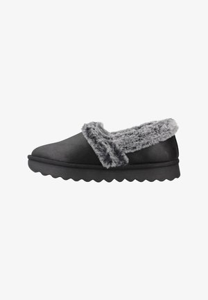 Chinelos pretos tipo slip-on com um suave colarinho de pelo sintético cinza. Exterior liso, ponta arredondada e sola texturizada com uma borda ondulada.