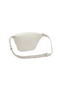 Marsupio in pelle bianca con forma arrotondata, tracolla regolabile e texture liscia. Presenta una chiusura con zip e un design minimalista.