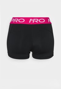 Shorts de sport noirs avec une large ceinture rose portant le logo blanc "PRO", vus de dos sur un fond blanc.