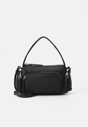 Borsa a tracolla nera in nylon con manico superiore e cintura regolabile, caratterizzata da scomparti con zip e logo in rilievo sul davanti.