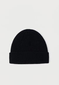 Gorro preto em malha com textura canelada, com aba dobrada e parte superior arredondada, concebido para proporcionar calor e conforto.