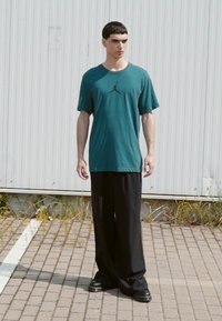 Jordan JUMPMAN SHORT SLEEVE CREW - Spordi T-särk - oxidized green/black