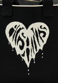 Sort vævet shoppertaske med stort hvidt hjerte-design med dryppende detaljer og indviklede mønstre. Robust materiale med stærke håndtag.