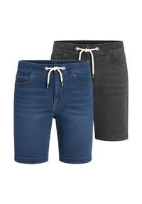 Deux paires de shorts : une en denim bleu et une en denim noir, toutes deux avec une taille élastique et un cordon de serrage blanc, comportant des poches avant.