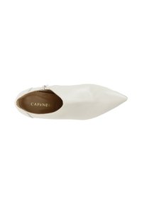 Chaussure slip-on en cuir blanc à bout pointu avec un détail de fermeture éclair et un intérieur tan. Texture lisse avec une finition légèrement brillante.