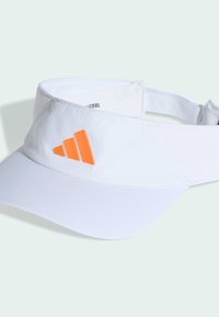 Biała czapka z daszkiem z regulowanym paskiem z tyłu, z pomarańczowym logo w postaci trzech pasków z przodu. Gładka tekstura, zaprojektowana z myślą o aktywnościach na świeżym powietrzu.