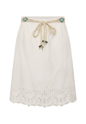 Jupe blanche longueur genou avec ourlet en œillets floraux, ceinture tressée ornée de pierres turquoise et de perles décoratives nouée à la taille.