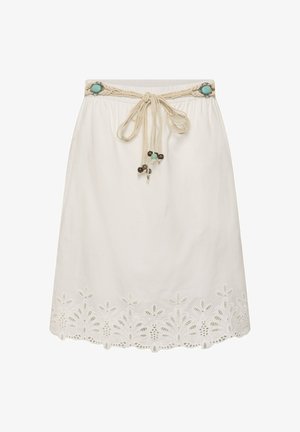 Falda blanca hasta la rodilla con borde de ojales florales, cinturón trenzado con piedras turquesas y cuentas decorativas atado a la cintura.