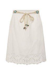 Jupe blanche longueur genou avec ourlet en œillets floraux, ceinture tressée ornée de pierres turquoise et de perles décoratives nouée à la taille.