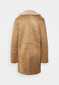 Cappotto in shearling marrone con colletto in pelliccia sintetica, caratterizzato da una linea dritta, maniche lunghe e dettagli di cucitura visibili sulla schiena.