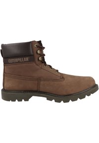 Stivale da lavoro in pelle marrone con colletto imbottito, suola in gomma e occhielli in argento. Presenta il logo "CATERPILLAR" sul lato.