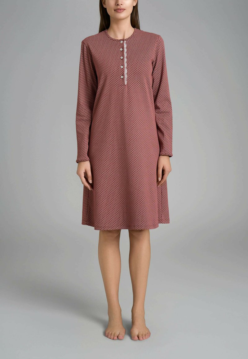 Nightgown rosso a fantasia con maniche lunghe, scollatura rotonda e cinque bottoni sul davanti. Tessuto morbido con una forma fluente a linea A.