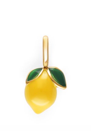 Colgante de oro con forma de limón amarillo con dos hojas verdes esmaltadas unidos a un pequeño aro para una cadena.