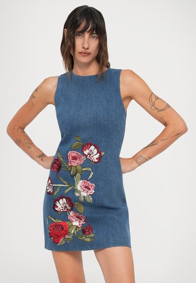 Jeans nesrajna obleka v modri barvi z barvitim cvetličnim vezenjem v rdeči, roza in zeleni barvi po levi strani. Oprijet kroj, gladka tekstura.