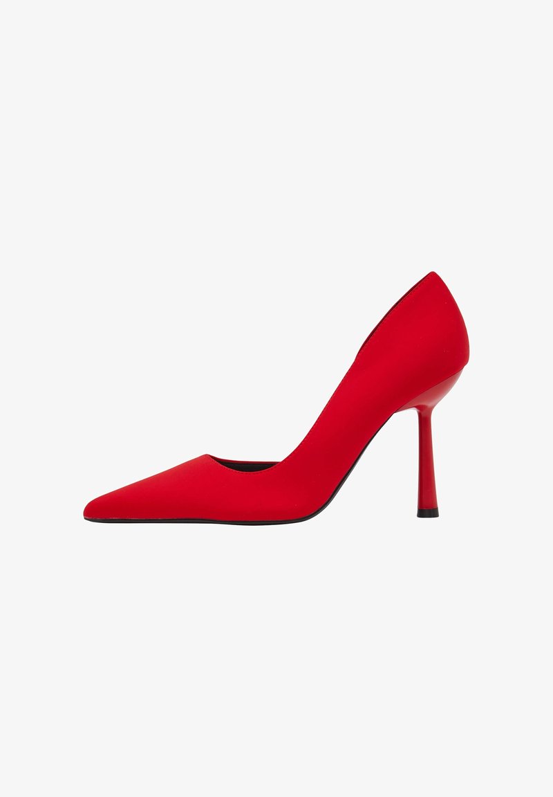 Chaussure à talon haut rouge à bout pointu avec un talon aigu slim, une finition lisse et une semelle noire.
