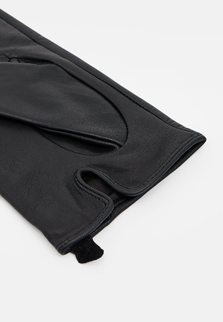 Guantes de cuero negro con una textura suave, forma alargada y un diseño recortado en la muñeca para mejorar el ajuste y la flexibilidad.