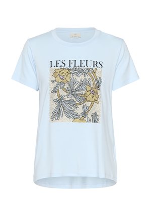 Svetle modré bavlněné tričko s květinovým potiskem v žluté a fialové barvě, s texturovaným pozadím a nápisem "LES FLEURS" tučnými černými písmeny.