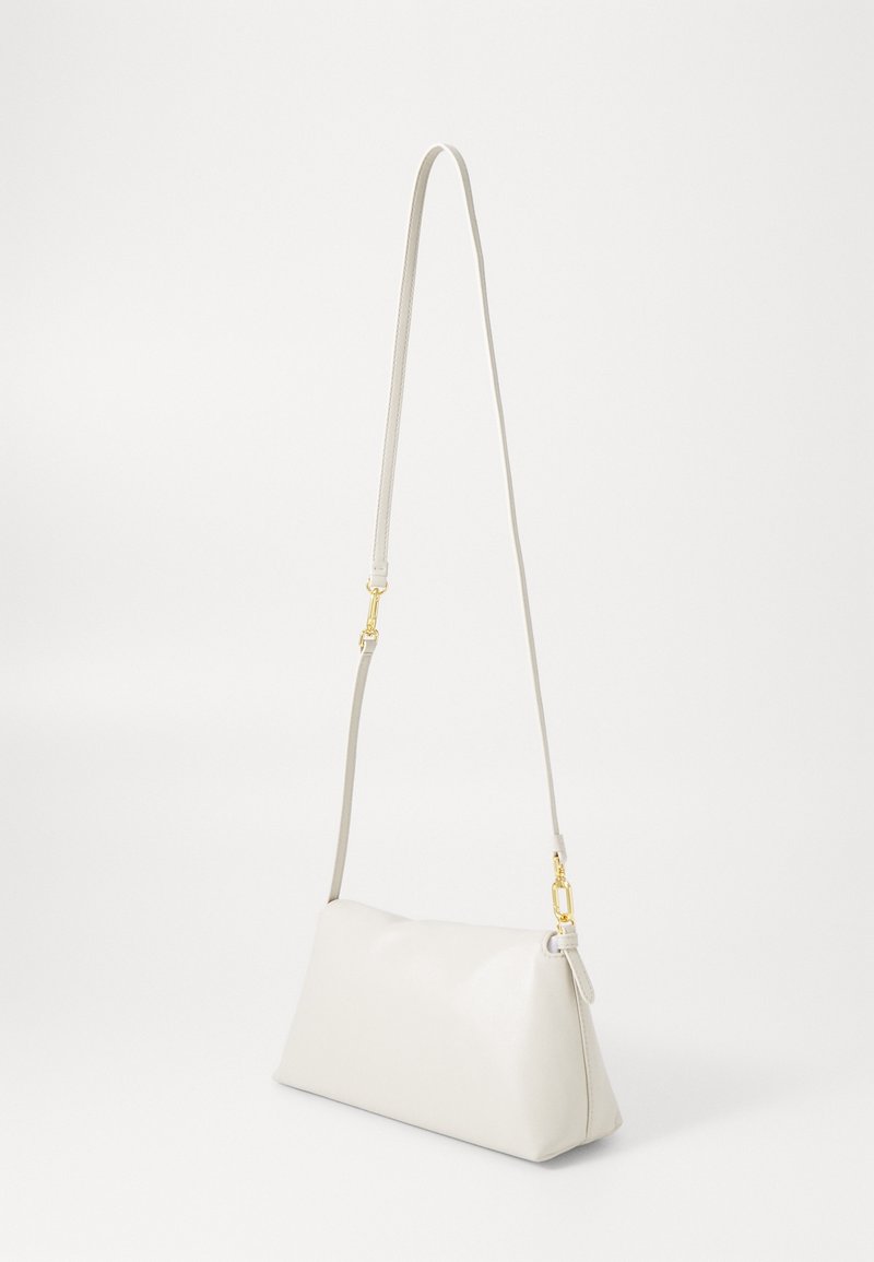 Bílá kožená taška přes rameno s štíhlým, obdélníkovým tvarem, vybavená dlouhým, nastavitelným popruhem a zlatými kovovými detaily.
