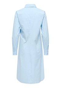 Μακριά γαλάζια πουκαμίσα φόρεμα με μακριά μανίκια, μανσέτες με κουμπιά και κλασικό γιακά, φαίνεται από πίσω σε λευκό φόντο.