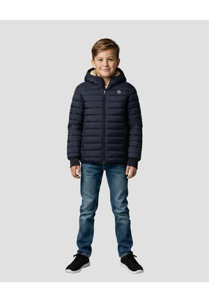 Marineblå dunjakke med hætte, forsynet med lynlås foran og ribstrikkede ærmeender; båret over en grå skjorte og blå denimjeans, suppleret med sorte sneakers.