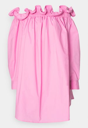 Haut rose à épaules dénudées en coton. Présente un col froncé et des manches longues. Coupe ample avec une texture froncée.
