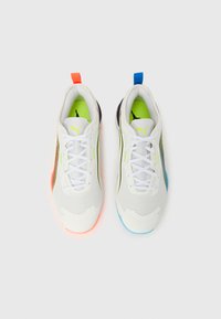 Λευκά αθλητικά παπούτσια με υφασμάτινο διχτυωτό, διακοσμημένα με νέον λεπτομέρειες. Μαύρες ρίγες και αντίθετες έλξεις σε κόκκινο και μπλε χρώμα. Μαλακή σόλα με ανοιχτές αποχρώσεις.