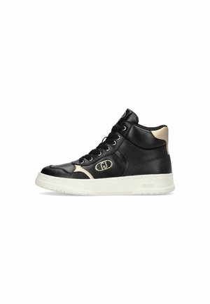 Sneaker alto in pelle nera con accento beige, punta rotonda, suola bianca e dettagli in metallo dorato con logo sui lati.