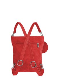Roter Wildleder-Rucksack mit X-förmigen verstellbaren Trägern, einer vorderen Reißverschlusstasche und einer runden Seitentasche. Mit silberfarbenen Hardware-Elementen.
