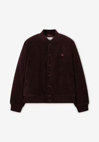 Bordeaux corduroy jack met een ribbeltextuur, drukknoopsluiting aan de voorkant, zijzakken en een ronde kraag. Voorzien van een klein logo op de borst.