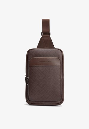 Braune Umhängetasche aus strukturiertem synthetischem Material mit Reißverschlusstasche, verstellbarem Riemen und geprägtem Logo auf der Vorderseite.