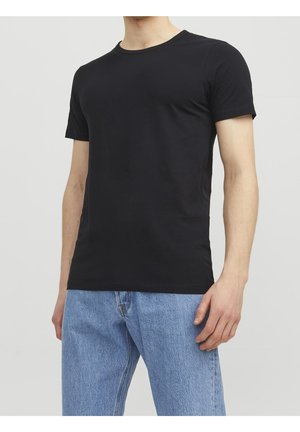 Zwart T-shirt met korte mouwen van glad katoenen stof en een ronde hals, gecombineerd met lichtblauwe spijkerbroek. Eenvoudig en nauwsluitend ontwerp.